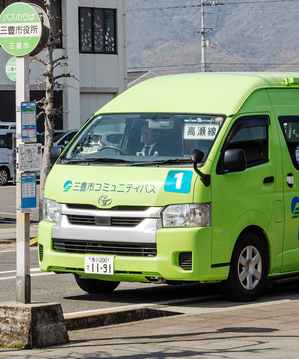 三豊市役所バス停に停車中の三豊市コミュニティバス