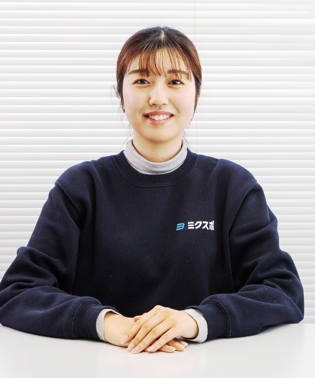 三豊市総合体育館受付窓口で案内をするミクスポの女性スタッフ